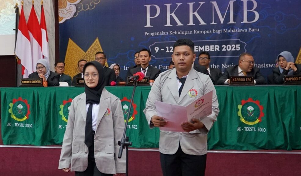 Innovate the Future, Accelerate the Nation: 108 Mahasiswa Baru Ikuti PKKMB AK-Tekstil Solo 2025