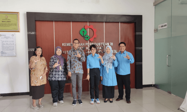 Penyerahan Naskah Perjanjian Kerja Sama (PKS) Antara UPT Perpustakaan Universitas Sebelas Maret dan Perpustakaan AK-Tekstil Surakarta
