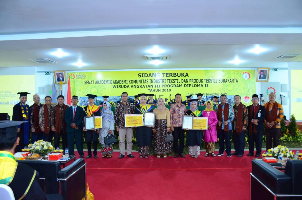 100% Lulusan Wisuda Angkatan III AK-Tekstil Solo Terserap Industri